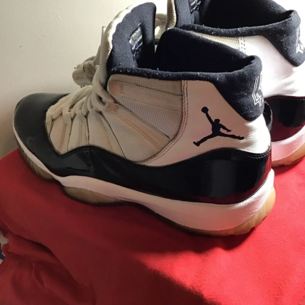 🔥Jordan retro 11, pre-owned, has some wear/scuffs, see all photos, size 10🔥 - Picture 3 of 5